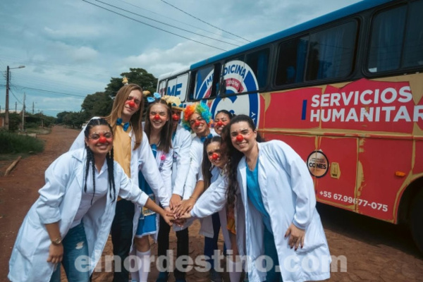 Universidad Central del Paraguay entregó anticipadamente a niños del Comedor Virgen de Caacupé regalos que pidieron a Papá Noel - El Nordestino