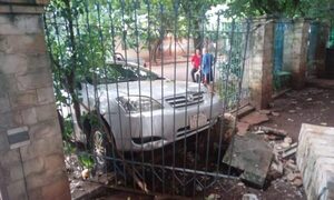 Borracho atropella muralla en CDE