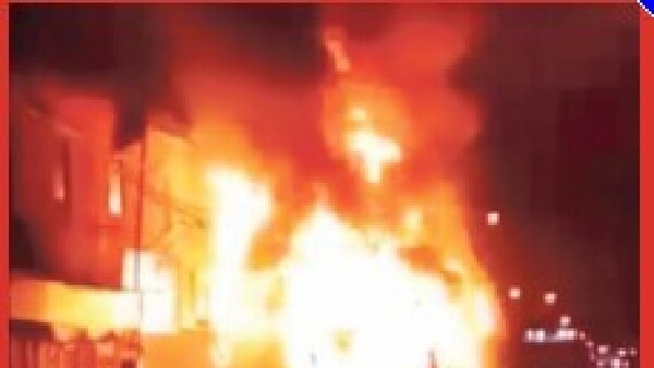 Un colectivo quedó hecho cenizas tras feroz incendio