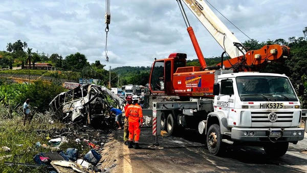 Elevan a 38 la cifra de muertos tras brutal triple choque en Brasil - 1000 Noticias