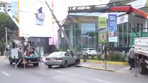 Hombre pierde el control de su automóvil y choca contra columna en Asunción