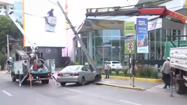 Hombre pierde el control de su automóvil y choca contra columna en Asunción
