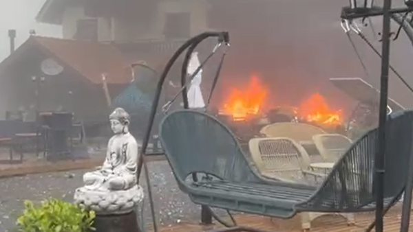 Video: Cae una aeronave de pequeño tamaño en el centro de una ciudad turística de Brasil