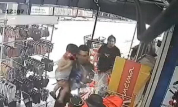 (VIDEO) Pillan a hombre robando canasta navideña usando a su hijito