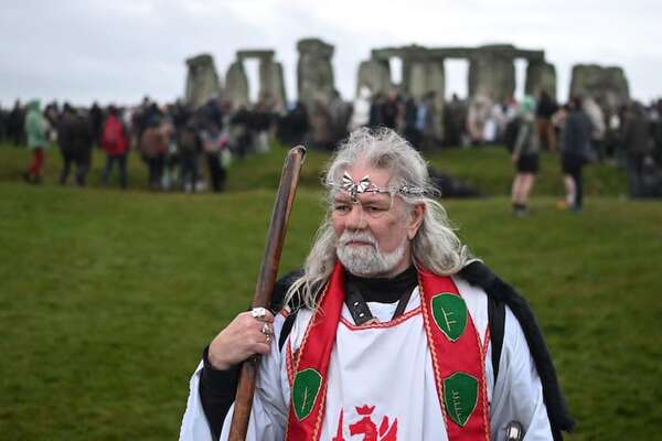 El solsticio de invierno en Stonehenge reunió a una multitud ávida de tocar las míticas piedras - Ciencia - ABC Color