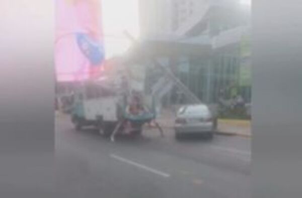 (VIDEO)Tatacho chocó contra columna de ANDE y se escondió en el baño