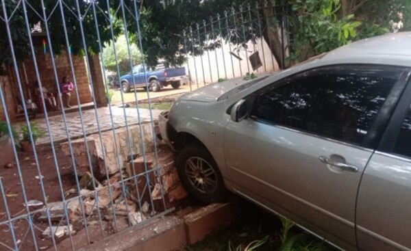 Conductor alcoholizado atropelló la reja de una vivienda