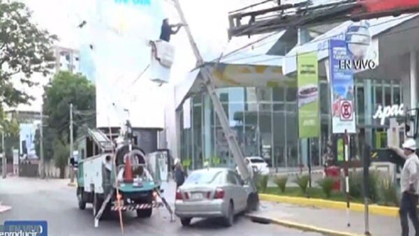 Chocó contra columna de la ANDE y se escondió en el baño