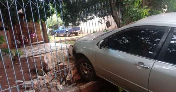 Diario HOY | Conductor ‘pasado de copas’ atropelló las rejas de una vivienda