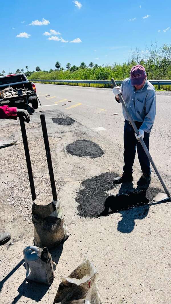 Funcionarios del MOPC realizan bacheo improvisado con herramientas rudimentarias en la ruta PY 19 - Nacionales - ABC Color