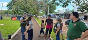 Trasladan a indígenas que acampaban frente a la Gobernación de Alto Paraná - ABC en el Este - ABC Color