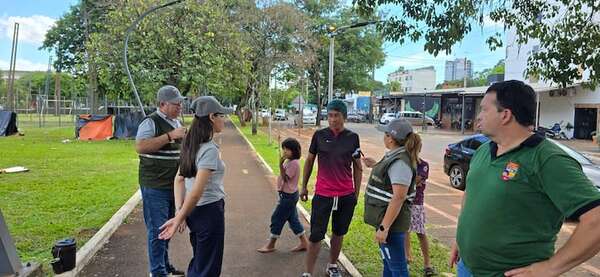 Trasladan a indígenas que acampaban frente a la Gobernación de Alto Paraná - ABC en el Este - ABC Color