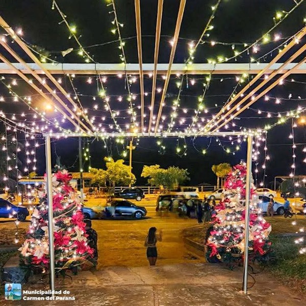 Con show de encendido de luces, Carmen del Paraná anticipó la llegada de Navidad
