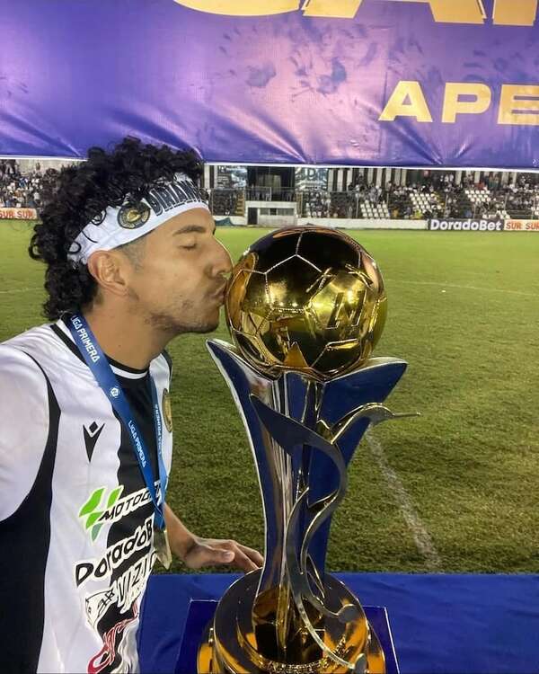 En Nicaragua: Carballo besa la copa Apertura - Fútbol Internacional - ABC Color