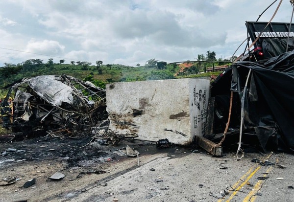 Se elevan a 41 los fallecidos tras brutal triple choque en Minas Gerais - 1000 Noticias