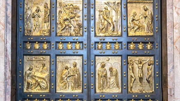 Papa abre la Puerta Santa con una ceremonia sencilla entre fuertes medidas de seguridad