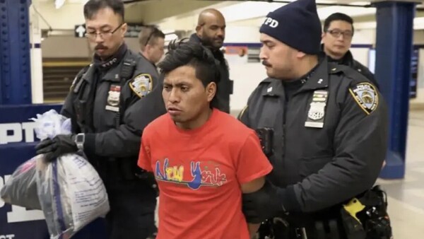 Una mujer quemada viva intencionadamente en un vagón del metro de Nueva York