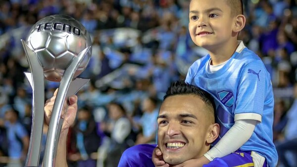 Paraguayos brindan con la copa en alto