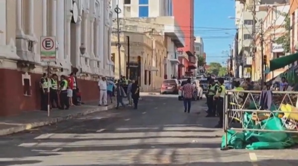 Manifestantes liberan media calzada de la calle Tacuary