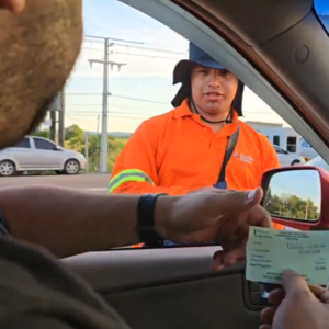 PARA AGILIZAR FILA EN PEAJE, TRABAJADORES SE ACERCAN A TU VEHÍCULO PARA COBRARTE