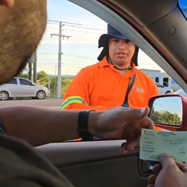 PARA AGILIZAR FILA EN PEAJE, TRABAJADORES SE ACERCAN A TU VEHÍCULO PARA COBRARTE