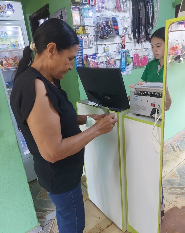 Ejecutivo anuncia primer título de propiedad para beneficiaria de Colonia Andrés Barbero - .::Agencia IP::.