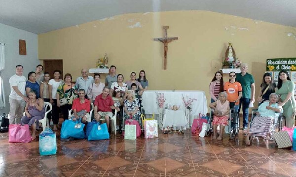 Abuelitos fueron agasajados por Navidad en Coronel Oviedo – Prensa 5