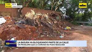 Video: Basura asuncena bloquea el paso de los vehículos - ABC Noticias - ABC Color