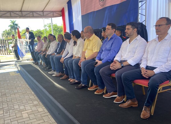 Firman contratos para ampliación de tramos, viaducto y pavimentación, que beneficiarán a Central y Caaguazú - .::Agencia IP::.