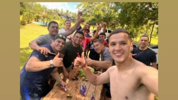 ¡Así disfruta Alex Arce sus últimos días de soltero!