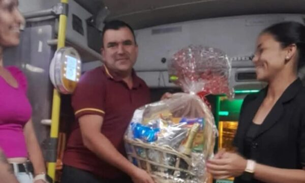 Pasajeros se unieron y entregaron canasta navideña a un chofer