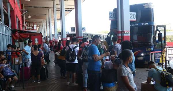 La Nación / Movimiento de buses se duplica por las fiestas