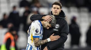 Versus / La curiosa pregunta que le hicieron al DT del Brighton sobre Julio Enciso