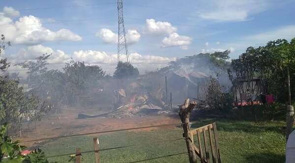 Discusión de pareja termina en incendio que arrasa con tres viviendas - Noticiero Paraguay