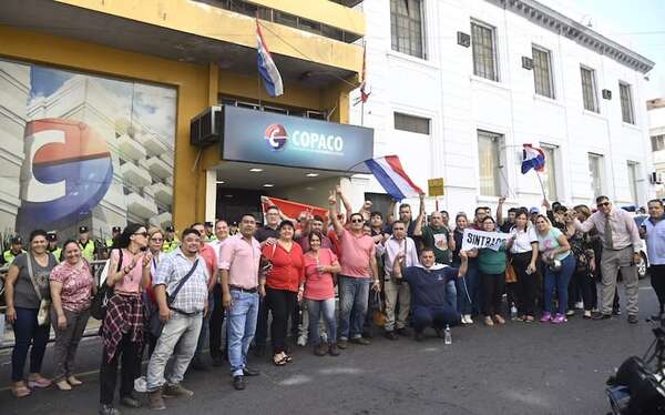 Funcionarios de Copaco se movilizan por salarios y aguinaldo: “Los empleados no tenemos la culpa” - Economía - ABC Color