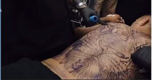 Ex pelotero de Olimpia llegó al país y se sometió a una alta sesión de tatuaje