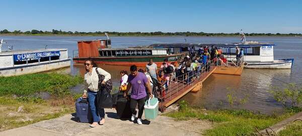 Emoción y abrazos en el puerto de Pilar: el reencuentro de compatriotas con sus familiares tras años de ausencia - Nacionales - ABC Color