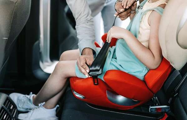 El uso de la silla de seguridad para niños en vehículos es obligatorio: hay multa para quienes incumplan - Economía - ABC Color