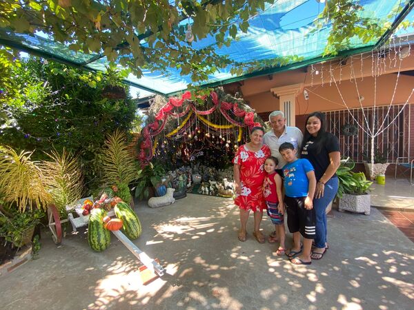 Familia Encarnacena honra la Navidad con un hermoso pesebre