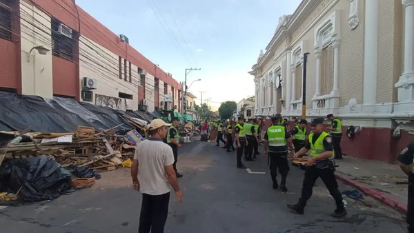 Desalojan calle del centro ocupada por campesinos desde agosto - 1000 Noticias