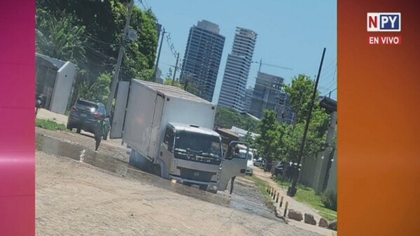 Camión cae en bache en plena calle Tte. Víctor Valdéz