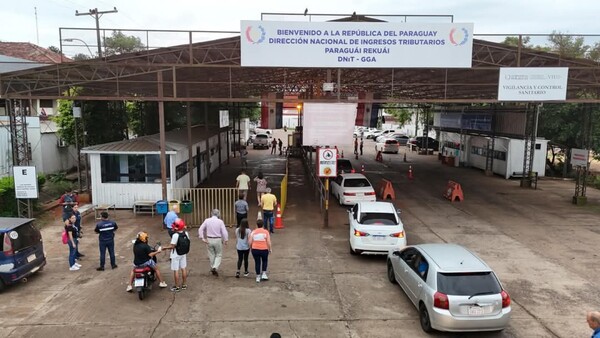 Miles de compatriotas cruzan el Puente Encarnación–Posadas para las fiestas de fin de año