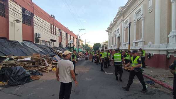Policía desaloja calle donde acampaban campesinos para reclamar tierras al Indert