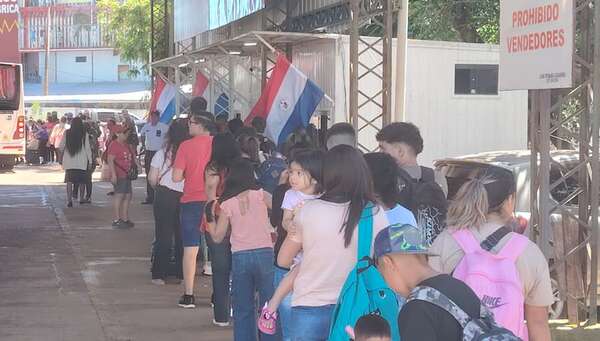 Estiman que 50.000 personas ingresaron al país por Encarnación desde Argentina - Economía - ABC Color