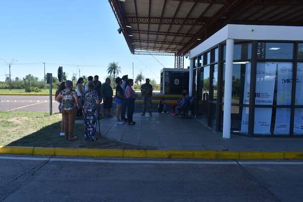Más de 2.000 personas ingresaron al país a través del paso fronterizo Ayolas – Ituzaingó - Nacionales - ABC Color