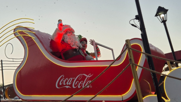 La caravana de Coca-Cola realizó su última parada en Encarnación llevando su magia navideña
