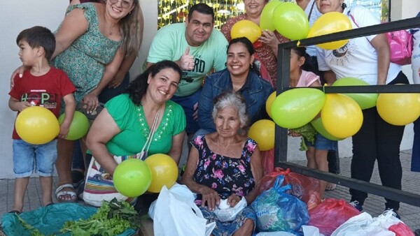 El Batallón de Amor brinda alegría a una humilde vendedora en Caacupé