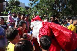 ¡Papá Noel llegó al Hospital de Clínicas con muchos regalos! - Unicanal