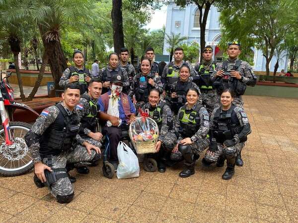 Video: agentes Linces regalaron una canasta de Navidad a un ciudadano en silla de ruedas - Nacionales - ABC Color