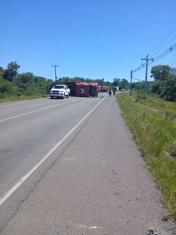 Camión transganado vuelca en Villa Oliva - Policiales - ABC Color